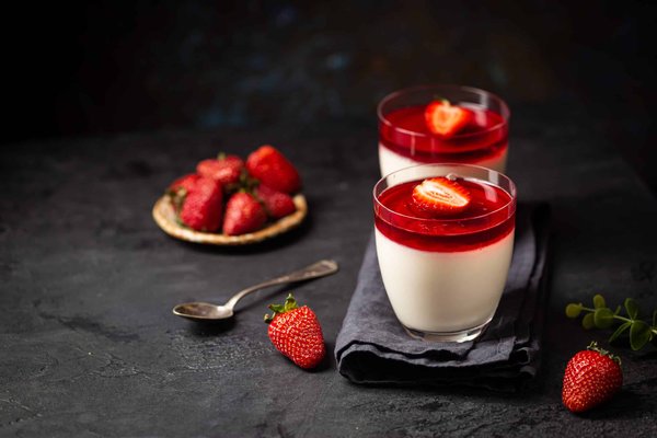 Wie bereitet man ein klassisches italienisches Dessert namens Panna Cotta mit einem roten Beeren-Coulis zu?